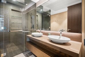 Dusche, Haartrockner, Handtücher