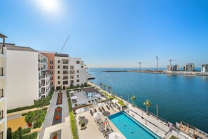 Pool - Modern 2 BD with Stunning Sea View in Port de La Mer (Dubai)