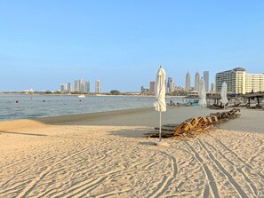 Beach - Beachfront 1 Bedroom in Palm Jumeirah with Sea Views (Dubai)