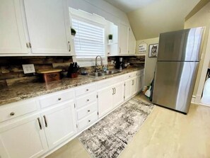 Fridge, microwave, oven, stovetop - Humbly Mqt - Upper Level - 2 BR Relaxation (Marquette)