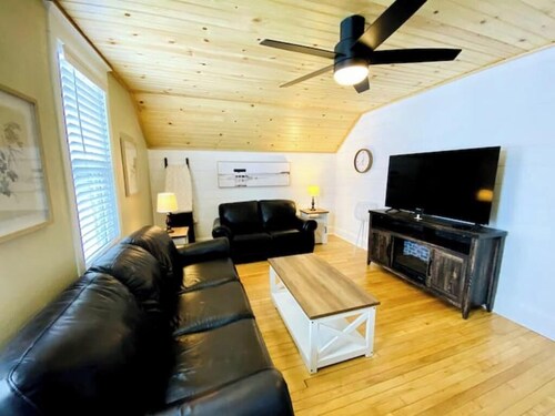 Humbly Mqt - Upper Level - 2 BR Relaxation