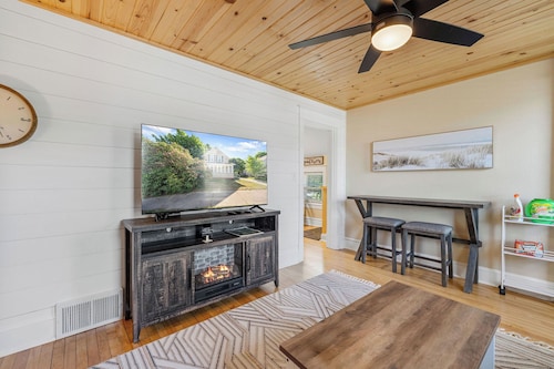 Humbly Mqt - Upper Level - 2 BR Relaxation