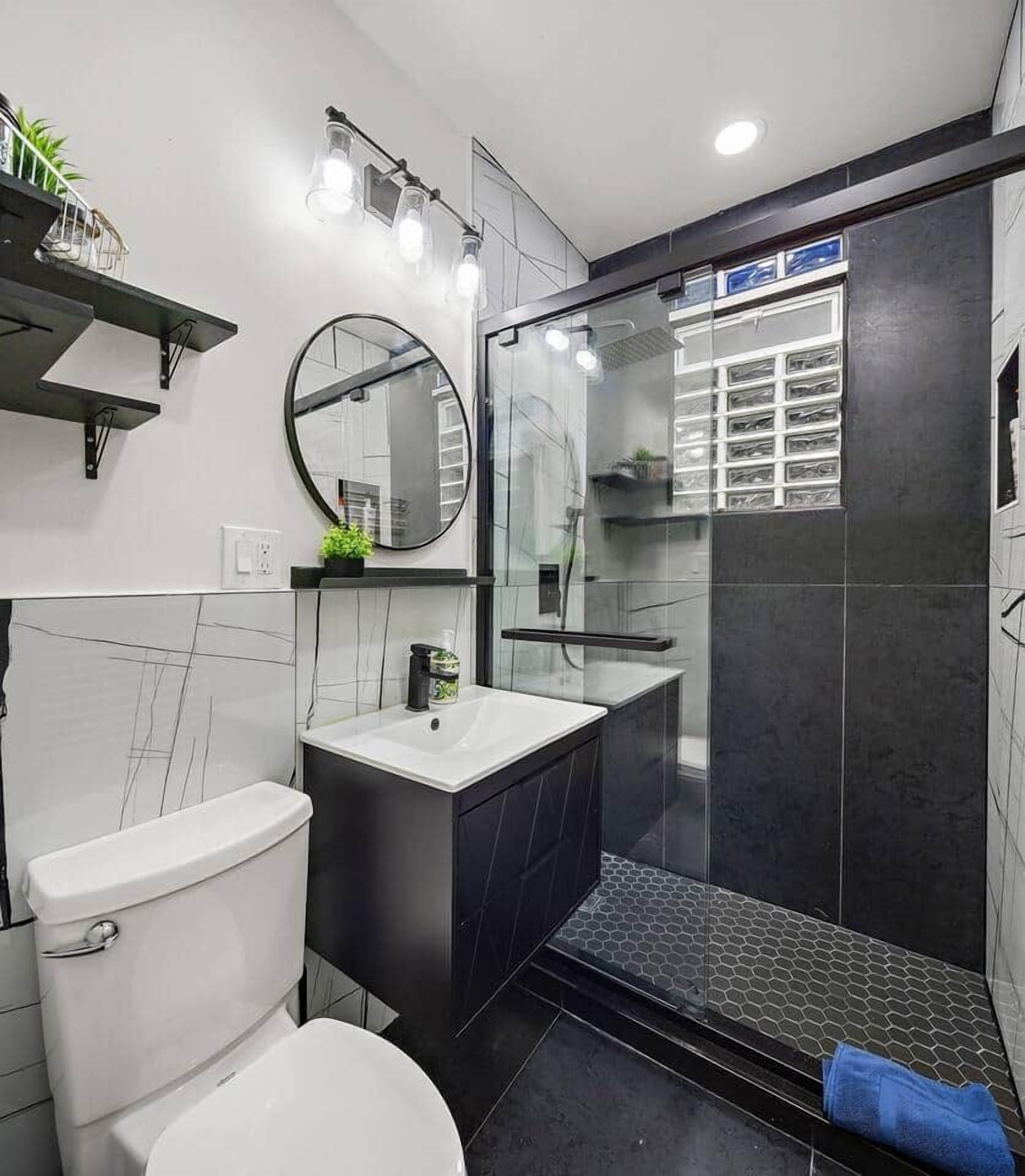 Douche, sèche-cheveux, savon, shampoing