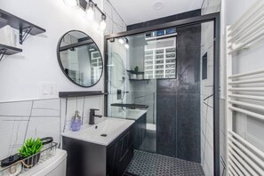 Douche, sèche-cheveux, serviettes fournies, savon