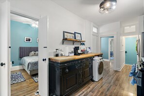 2 soverom, skrivebord, strykejern/-brett og reiseseng for barn