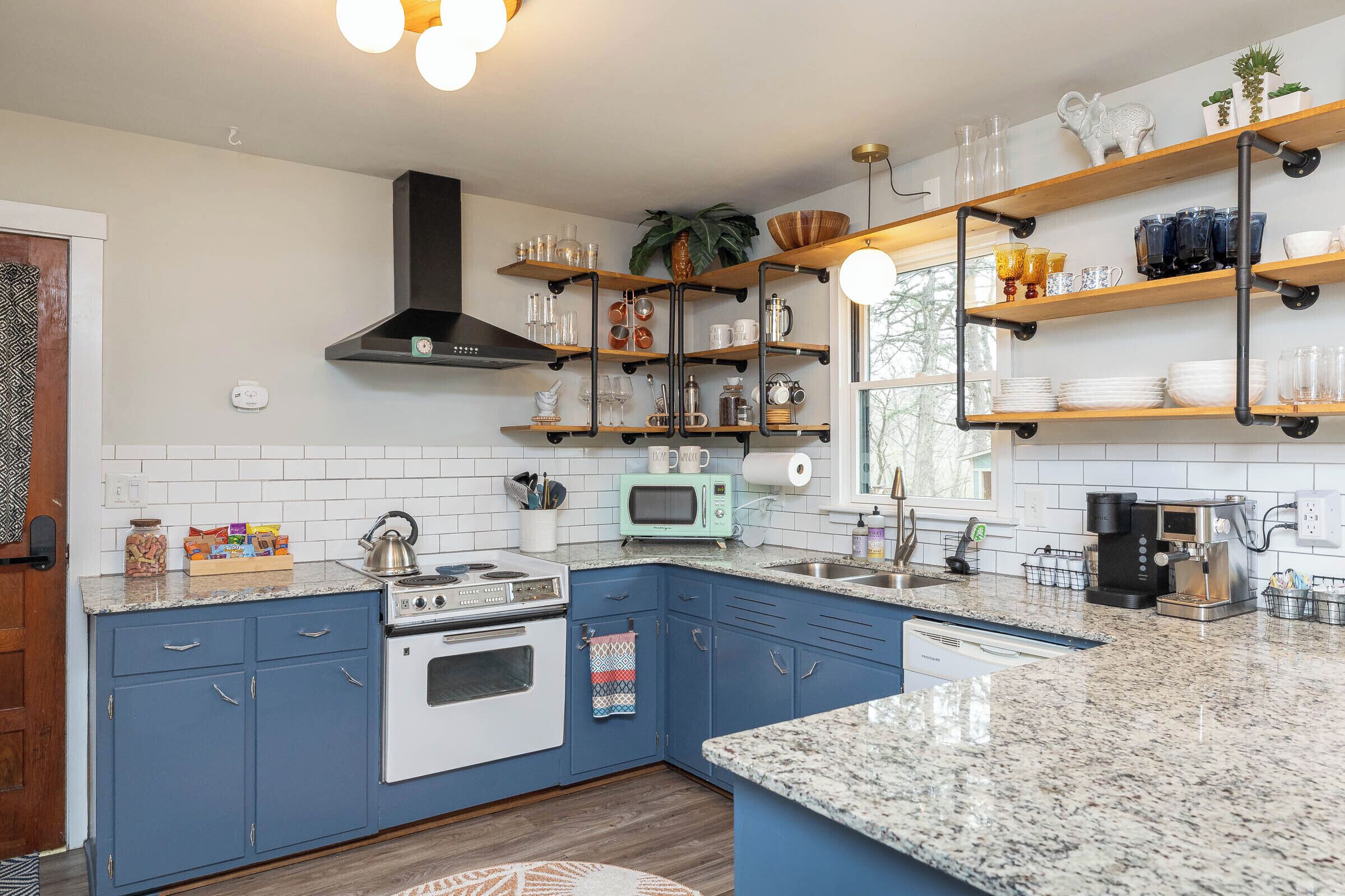 Jääkaappi, mikroaaltouuni, uuni, liesi