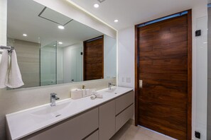 淋浴设施、毛巾、肥皂、洗发水