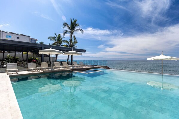 室外游泳池，恒温泳池