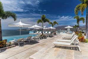 Una piscina al aire libre, una piscina climatizada