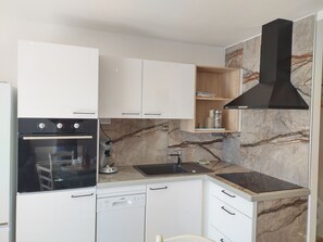 Geladeira, micro-ondas, fogão, cooktop