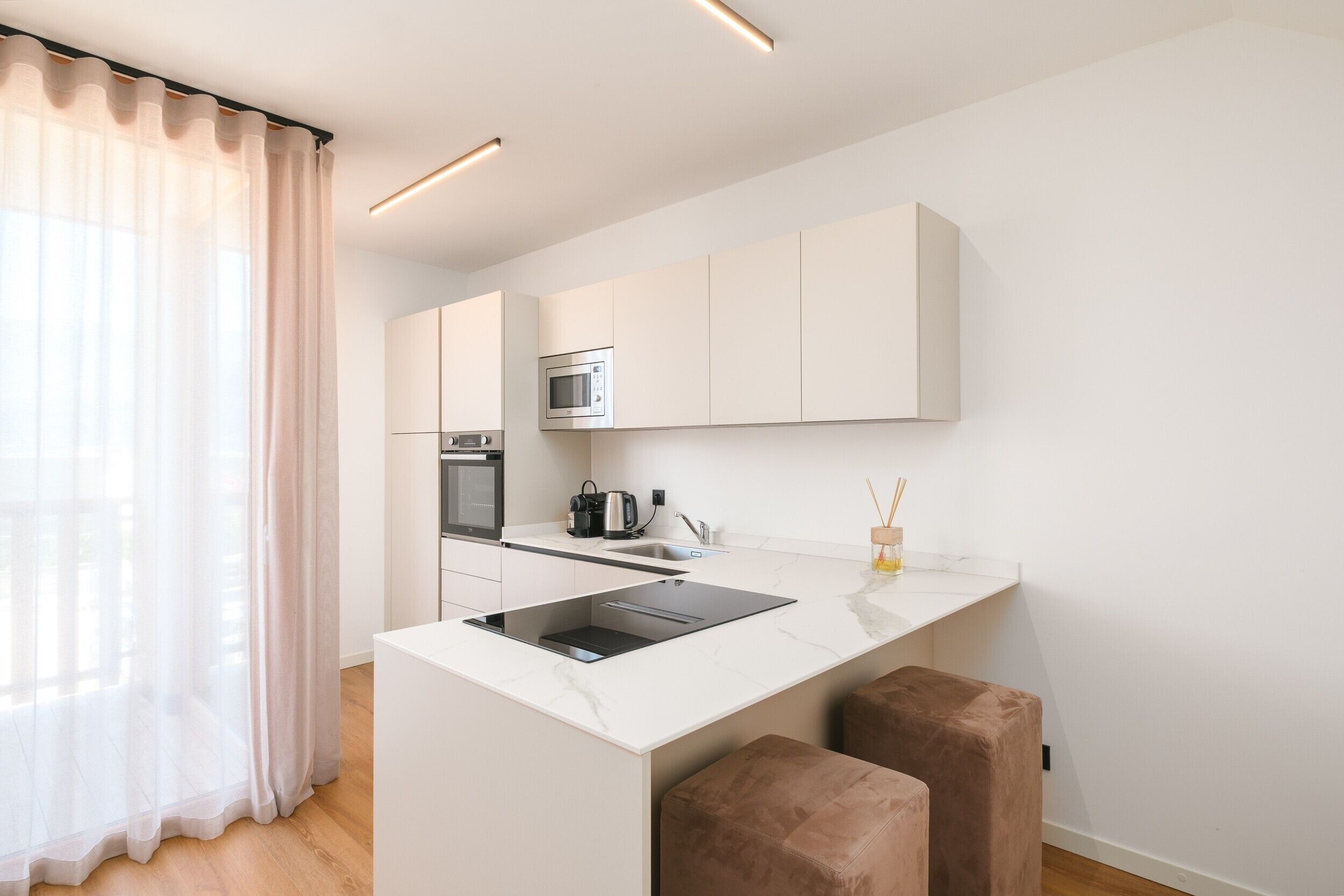 Kühlschrank, Mikrowelle, Ofen, Herdplatte