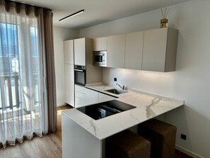 Refrigerador, microondas, horno, placa de cocina