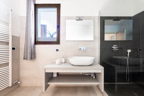 Ducha, secador de pelo y toallas