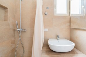 A bathroom with a shower, a sink, and a window. - Room 'Case Vacanze Otranto -  11' with Shared Terrace, Wi-Fi and Air Conditioning (Otranto)
