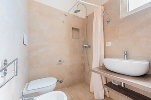 Dusj, hårføner og håndklær