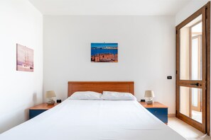 3 slaapkamers, een strijkplank/strijkijzer, gratis wifi, beddengoed