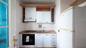 Køleskab, ovn, kogeplade, køkkentøj/tallerkener/redskaber