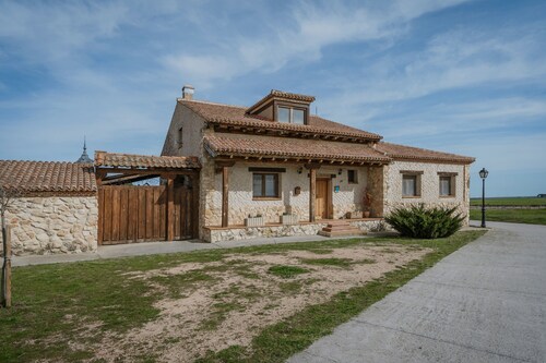 Holiday Home 'La Alameda' with Private Pool, Garden, Barbecue & Wi-Fi