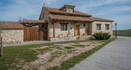 Holiday Home 'La Alameda' with Private Pool, Garden, Barbecue & Wi-Fi