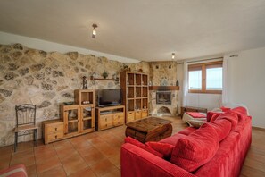 Televisie, een open haard en een dvd-speler