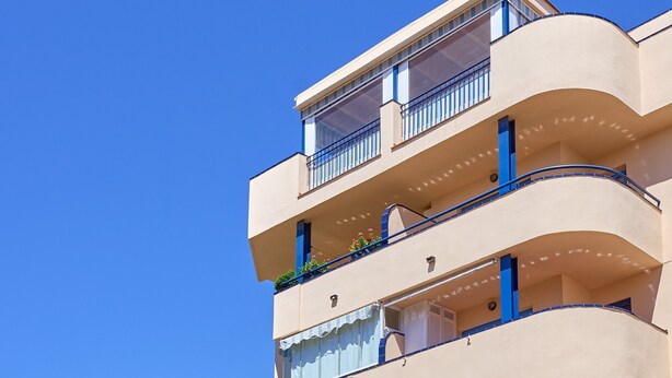 A multi-story building with balconies, railings, and windows. - Apartment 'Argia' with Sea View, Wi-Fi, and Air Conditioning (Algarrobo)