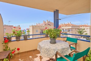 Outdoor dining - Apartment 'Argia' with Sea Views, Wi-Fi and Air Conditioning (Algarrobo)