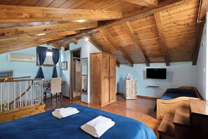 1 bedroom, free WiFi, bed sheets - Room 'Matrimoniale Mansardata' with Shared Terrace, Wi-Fi and Air Conditioning (Meta)