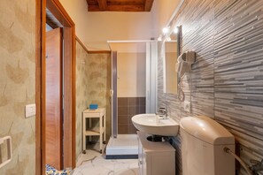 Suihku, hiustenkuivaaja, pyyhkeet