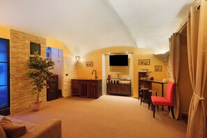 Interior - Room 'Maruzzella' with Shared Terrace, Wi-Fi and Air Conditioning (Meta)