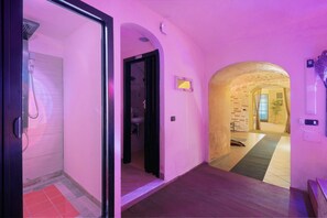 Shower, hair dryer, towels - Room 'Caruso' with Shared Terrace, Wi-Fi and Air Conditioning (Meta)