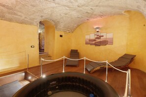 Interior - Room 'Caruso' with Shared Terrace, Wi-Fi and Air Conditioning (Meta)