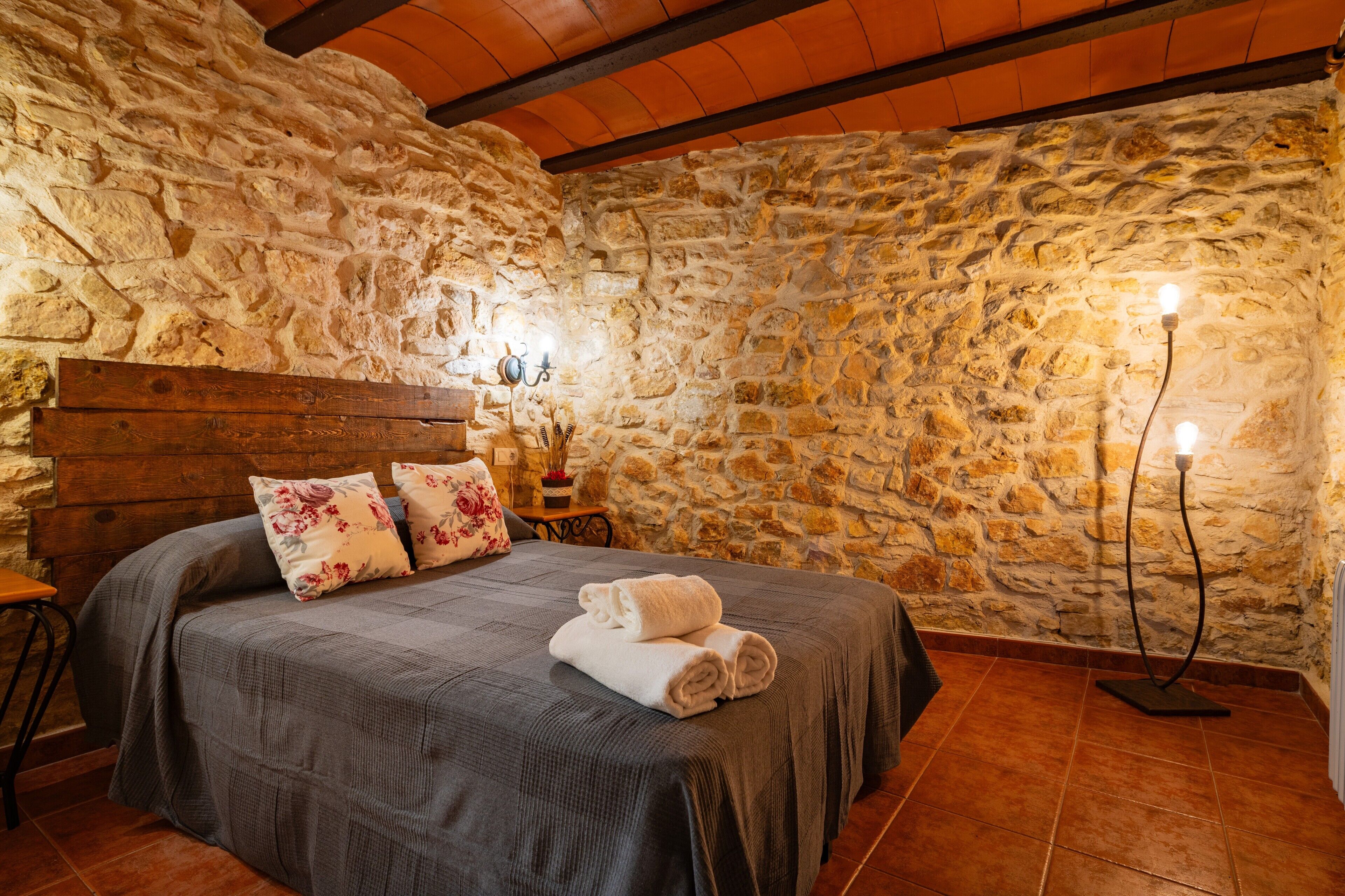 5 bedrooms, iron/ironing board, bed sheets