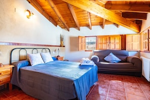 5 dormitorios, tabla de planchar con plancha, ropa de cama