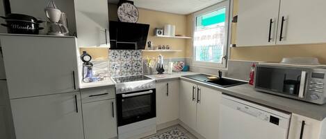 Refrigerador, microondas, horno y parrilla de estufa