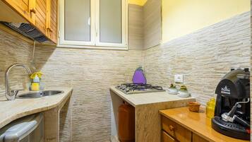 Frigorifero, microonde, forno, piano cottura