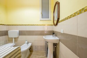 Shower, hair dryer, towels - Holiday Home 'Zaami' with Sea View, Wi-Fi and Air Conditioning (Palermo)