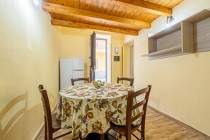 Dining - Holiday Home 'Zaami' with Sea View, Wi-Fi and Air Conditioning (Palermo)