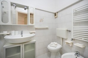 Shower, hair dryer, towels - Apartment 'Pà' with Wi-Fi and Air Conditioning (Ostuni)