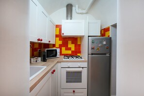 Fridge, microwave, oven, stovetop - Apartment 'Pà' with Wi-Fi and Air Conditioning (Ostuni)