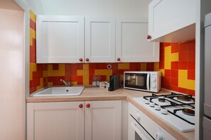 Een koelkast, een magnetron, een oven, een kookplaat