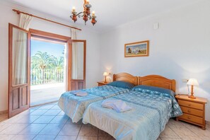 5 bedrooms, iron/ironing board, free WiFi, bed sheets