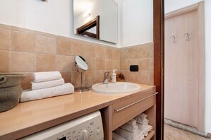 Suihku, hiustenkuivaaja, pyyhkeet