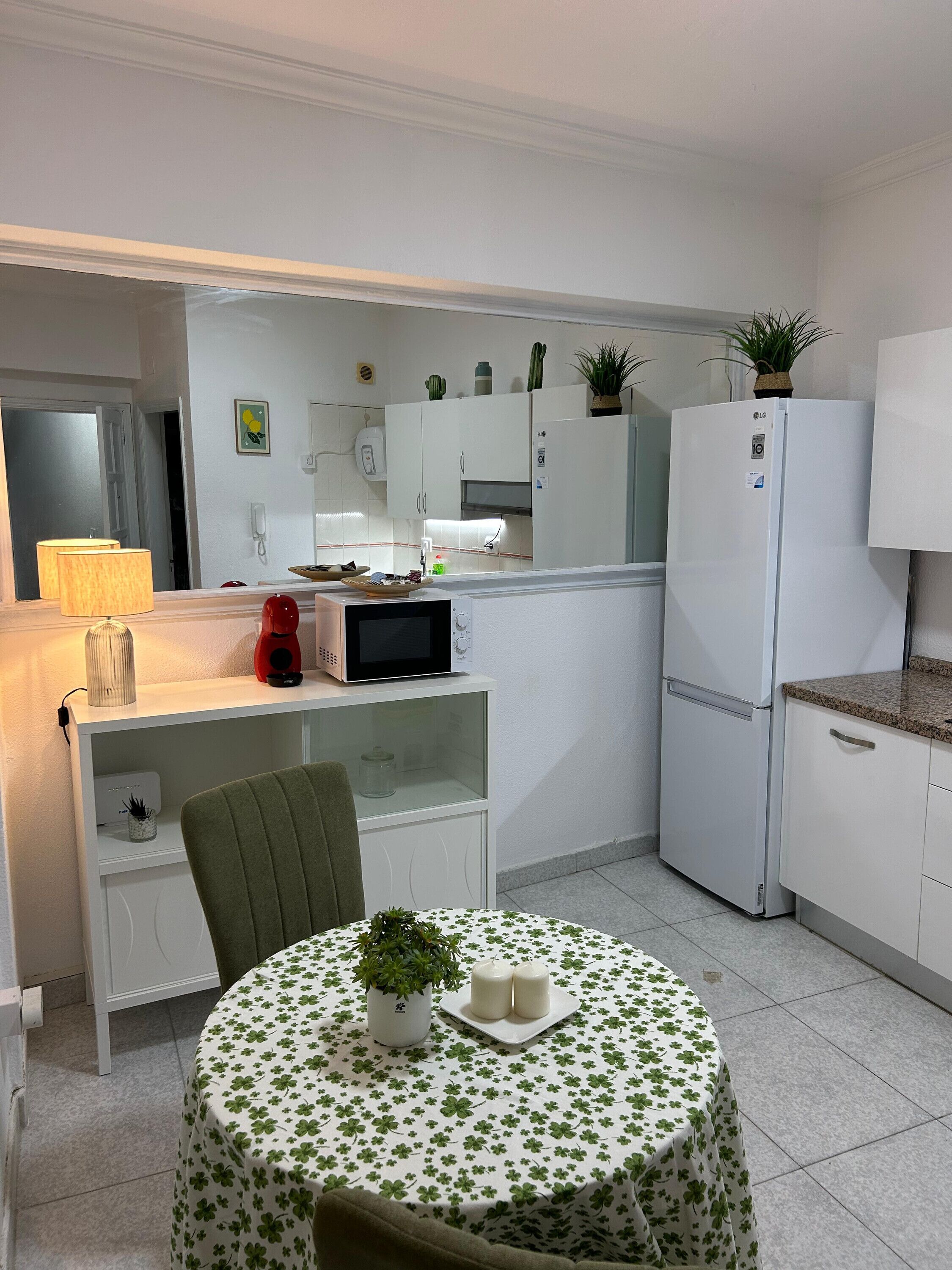 Réfrigérateur, micro-ondes, plaque de cuisson, cafetière/bouilloire