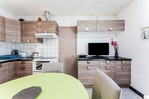 Kjøleskap, mikrobølgeovn, ovn og kokeplater