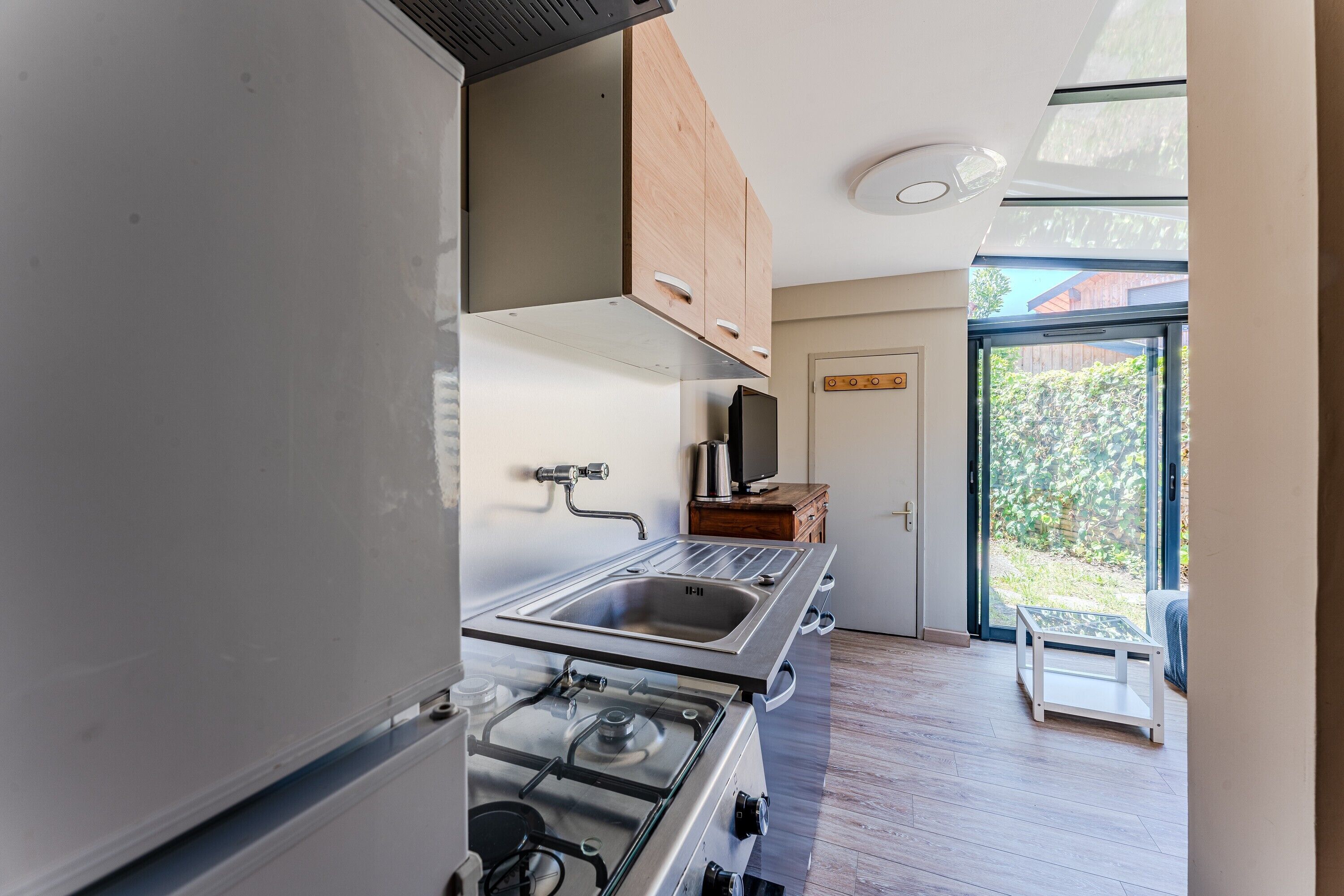 Coffee/tea maker, fridge, microwave, oven