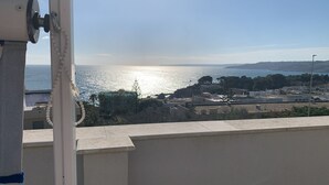 A coastal cityscape with buildings, a clear sky, and the ocean. - Apartment 'I Due Soli' with Sea View, Wi-Fi and Air Conditioning (Santa Cesarea Terme)