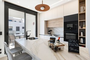 Fridge, microwave, oven, dishwasher - Apartment 'Laias Home' with Private Pool, Wi-Fi and Air Conditioning (Torre-Pacheco)