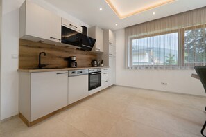 Refrigerador, microondas, horno, placa de cocina