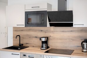 Kjøleskap, mikrobølgeovn, ovn og kokeplater