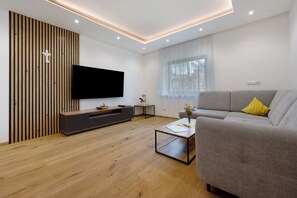 TV, tavolo da ping pong